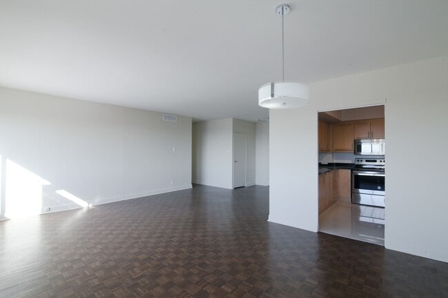 Building Photo - 3555 Chem. de la Côte-des-Neiges