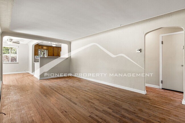 Foto del edificio - Charming Home with Washer/Dryer and Fenced...