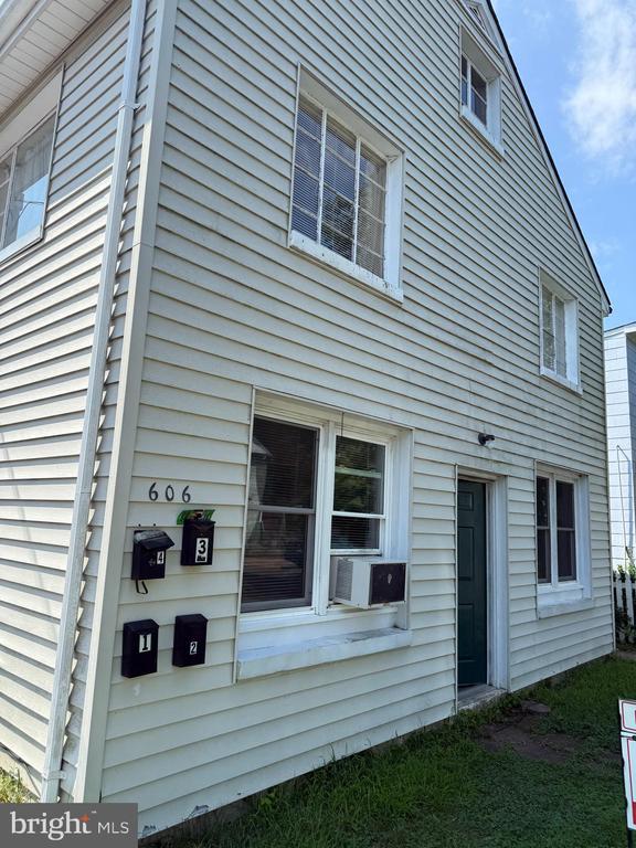 Primary Photo - 606 Stuart St