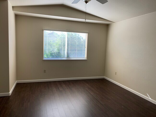 Building Photo - 1123 Vista Pointe Cir