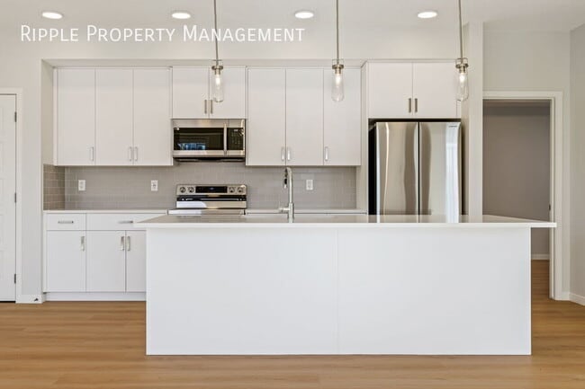 Photo du bâtiment - AMAZING 2 BEDS/ 2 BATHS CONDO WITH UNDERGR...