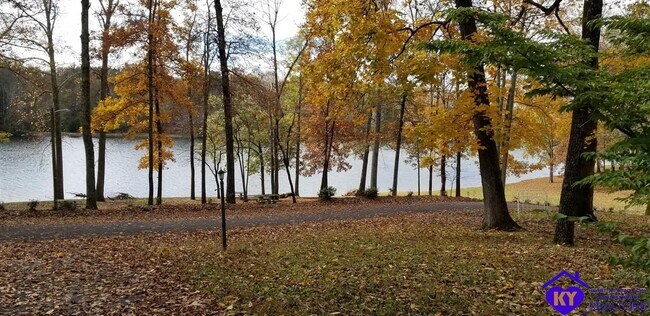 Foto del edificio - 204 Lakeshore Dr