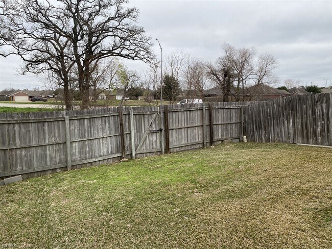 Building Photo - 3 br, 2 bath Duplex - 945 Willow Pond St 945