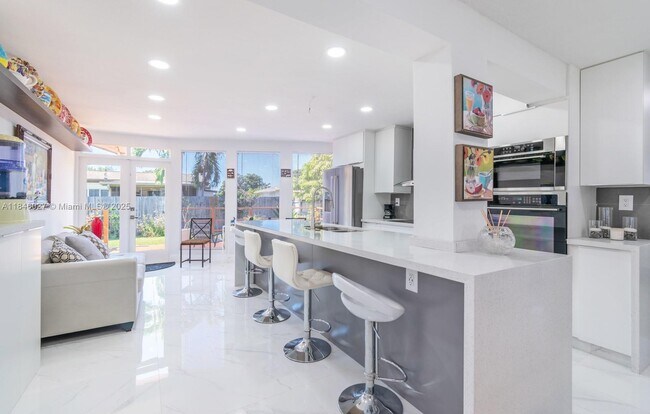 Building Photo - 6613 Westwood Blvd