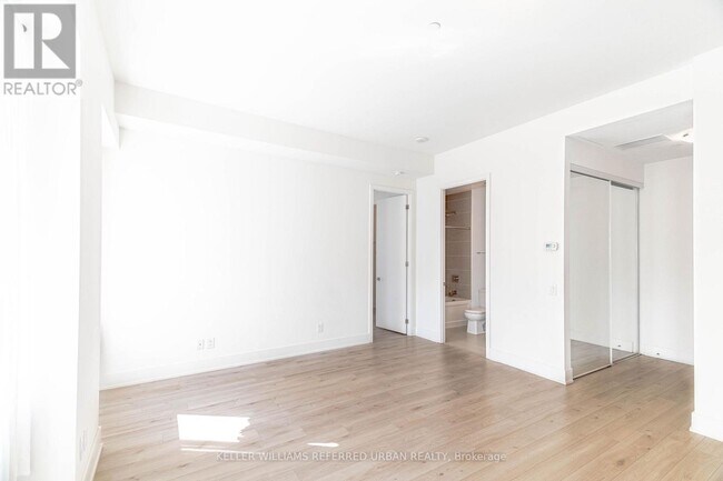 Photo du bâtiment - 111 St Clair Ave W