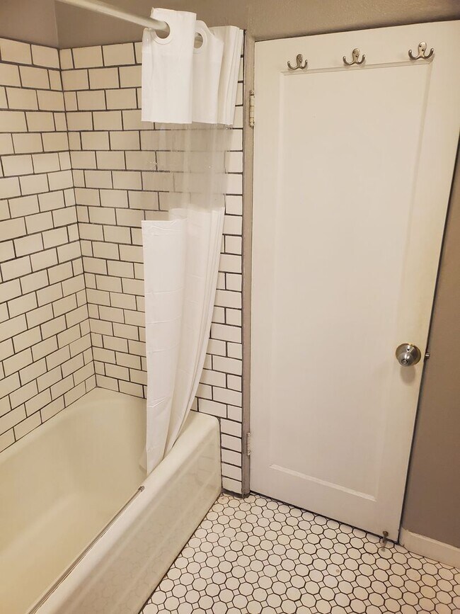 Foto del edificio - Spacious 3 BR/2 BR Family Home