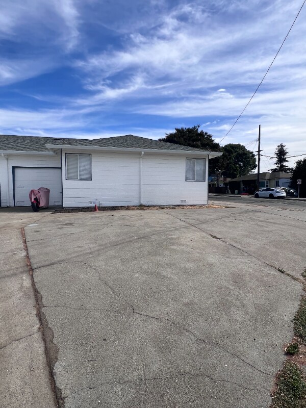 Building Photo - 400 Belleview Dr