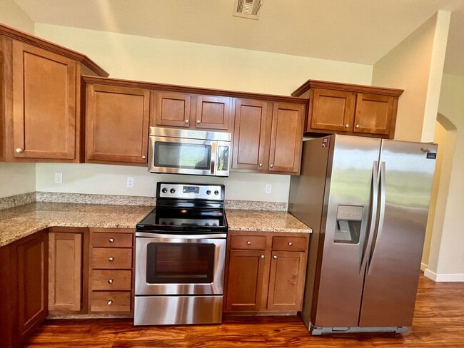 Building Photo - 3 Bed Townhome in Excellent West Side Location!