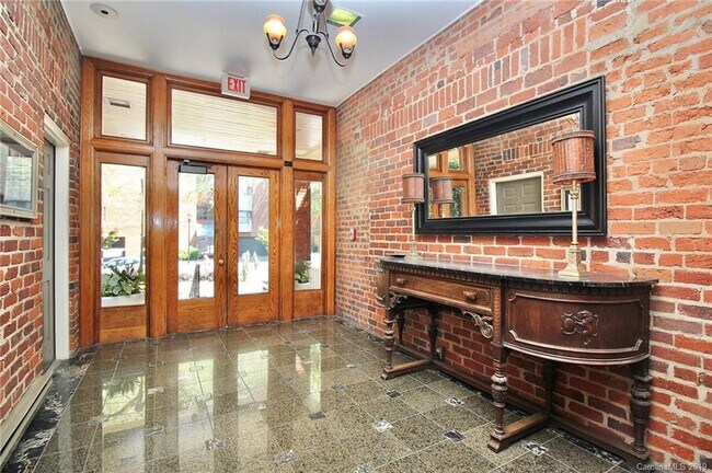 Entrada al vestíbulo - 229 N Poplar St