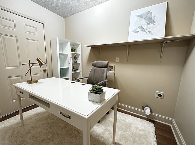 Foto del edificio - Beautifully Renovated 3 Bedroom 1 Bath Home