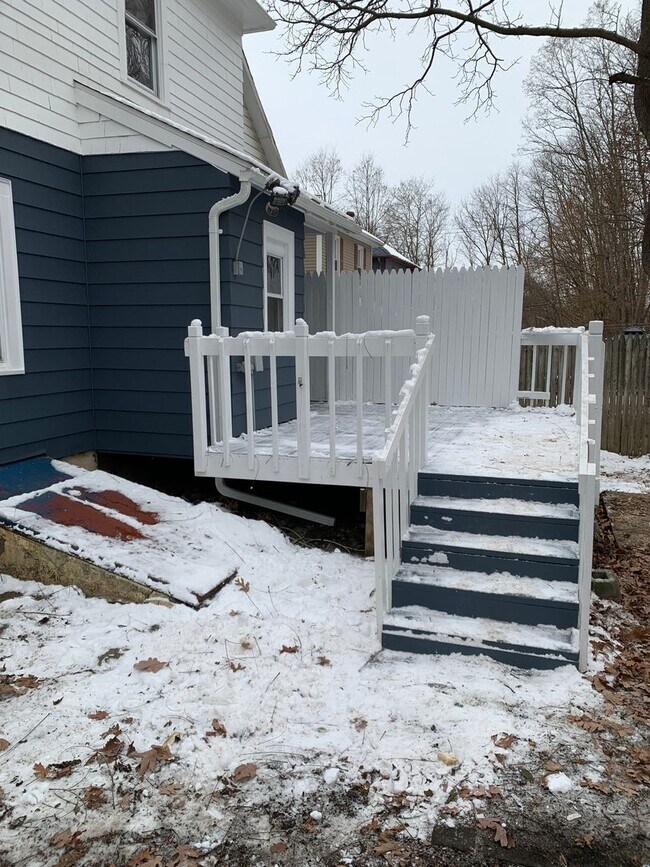 Building Photo - 3 Bedroom Single-Family Home