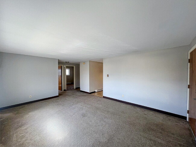 Building Photo - 2BD/1B apartment now available at Colonial Place!
