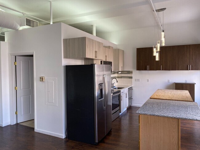 Foto del edificio - 2 Bedroom Downtown Denver Loft w/ Parking Spot! REST OF MAY FREE!