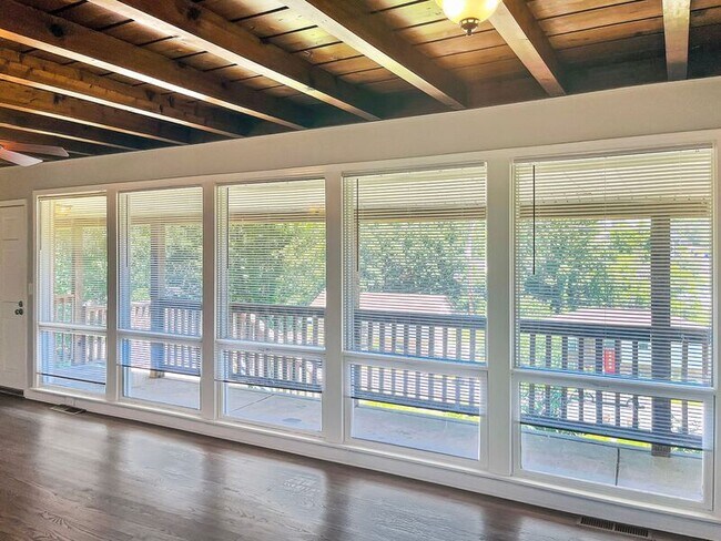 Building Photo - 405 Cedarvalley Dr
