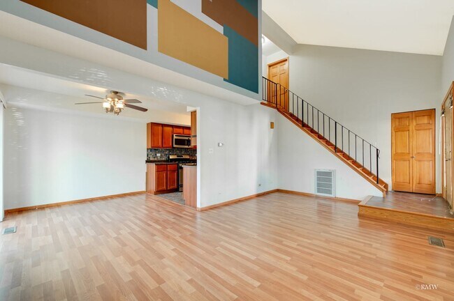Building Photo - 521 East Ave