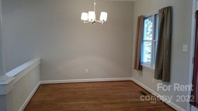 Foto del edificio - 3 bedroom home in Cedarfield
