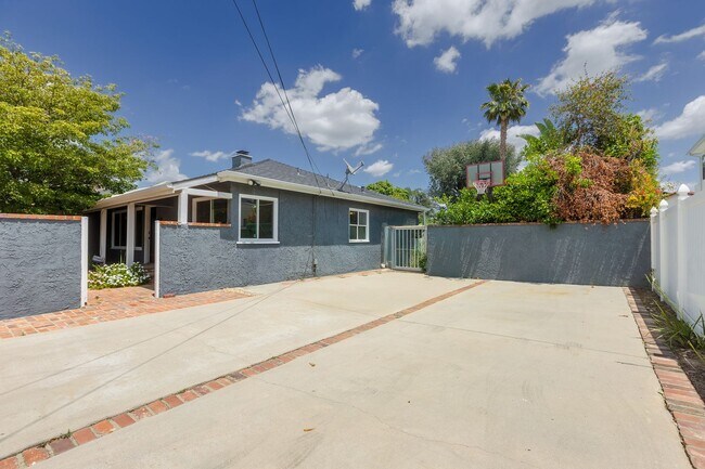 Building Photo - Spacious 5-Bedroom, 3-Bath Home with Pool ...