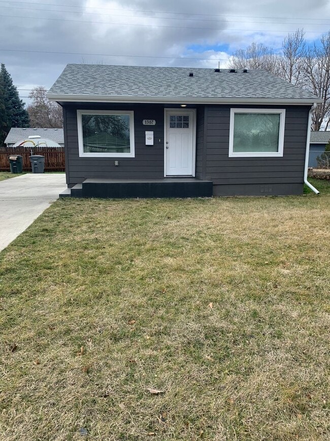 Building Photo - Adorable Two Bedroom One Bath on Cul De Sa...