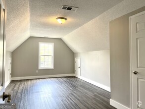 Building Photo - 6611 Lake Mill Trce