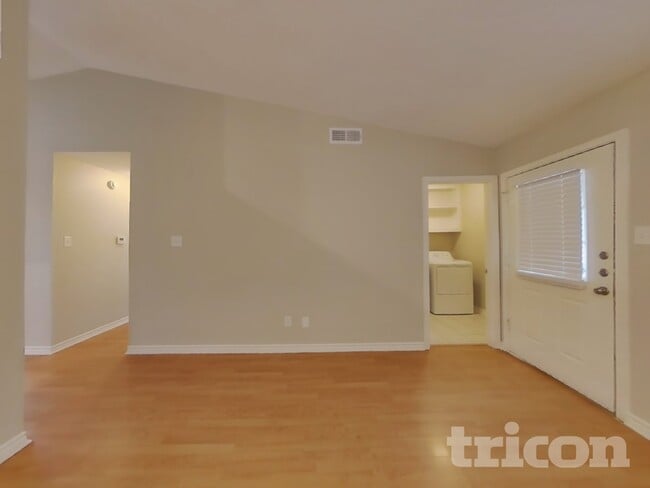 Foto del edificio - 8311 Rock Brook St