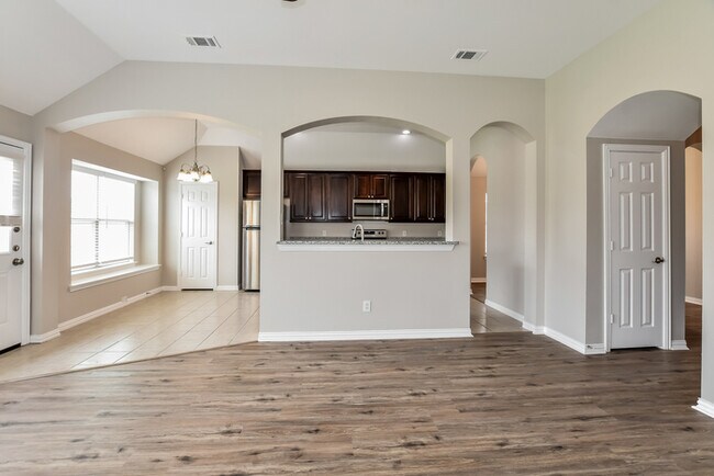 Building Photo - 610 Fox Glen Dr