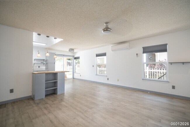 Foto del edificio - 2 bd 2 ba single family home in Maili, Sea Country
