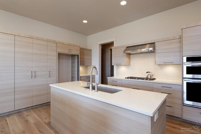 Foto del edificio - Beautiful custom Tripleknot townhome in Te...
