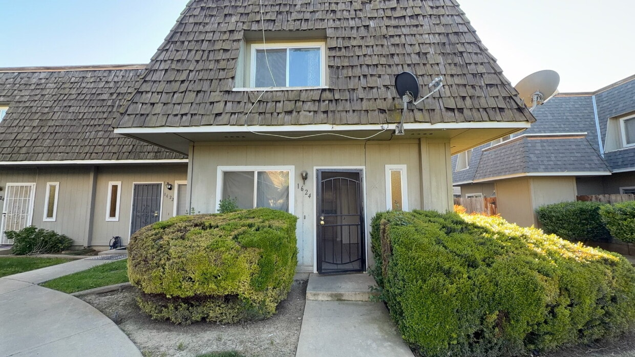 Charming 2-Bed Condo Oasis with Modern Comforts in Merced – 972 Sq Ft of Inviting Space! - Charming 2-Bed Condo Oasis with Modern Comforts in Merced – 972 Sq Ft of Inviting Space!