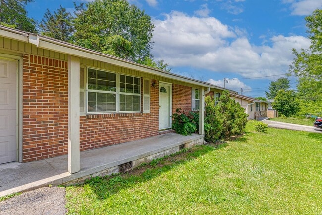 Photo - 7308 Meadowbrook Cir House