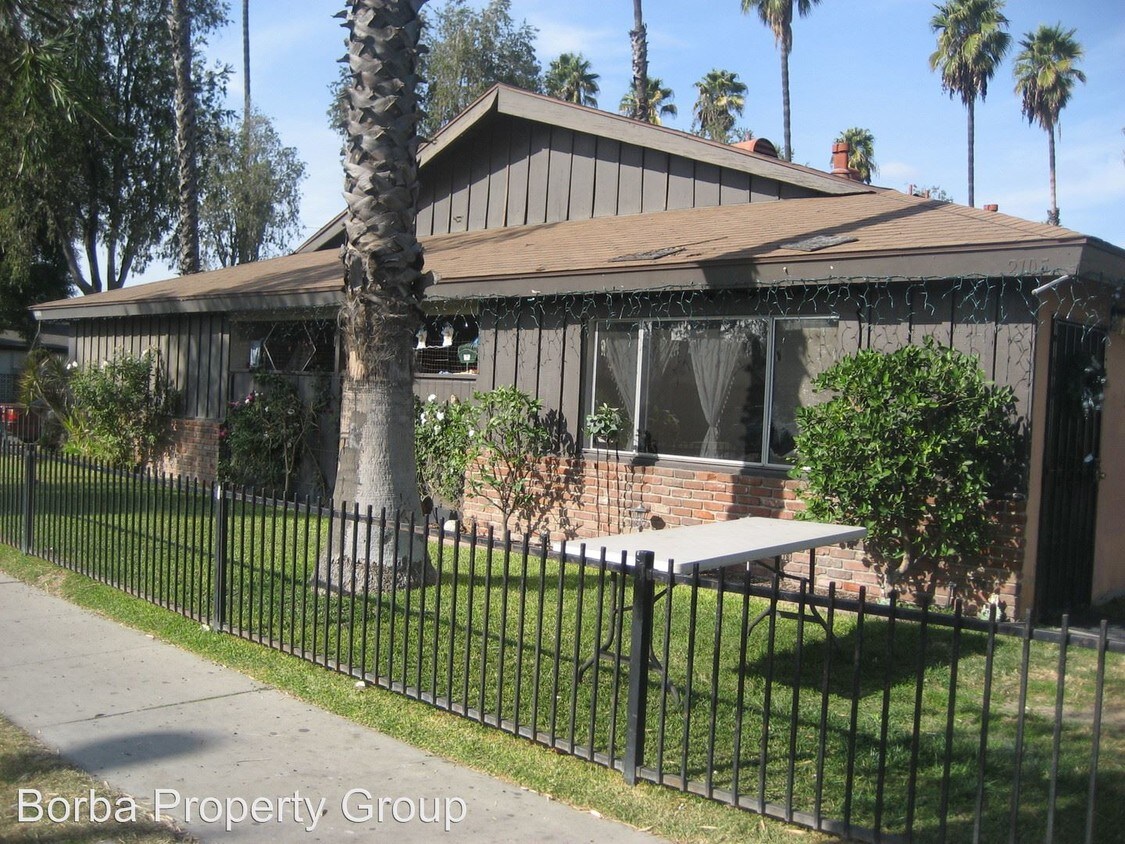 Primary Photo - 2105 E Banyan Dr