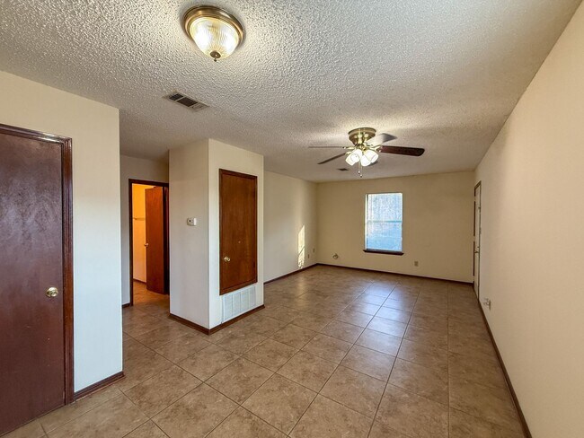 Foto del edificio - Well maintained 2 bedroom 1 bath duplex ~ lawn care, pest control & trash included!