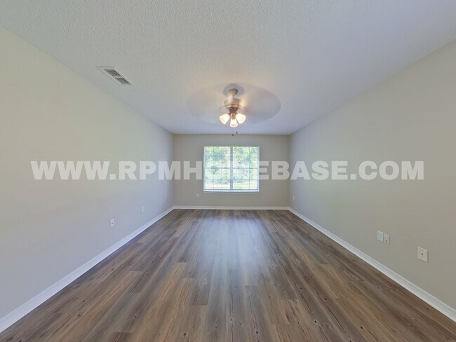 Building Photo - Newly Renovated Home Near Hurlburt Field A...