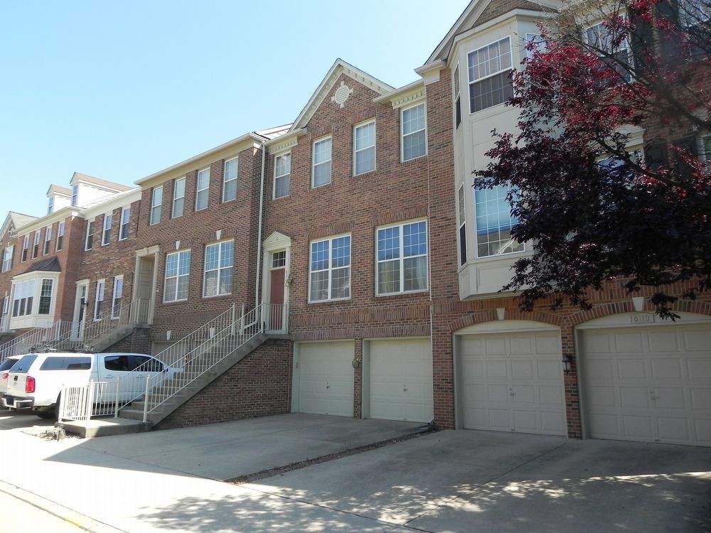 Primary Photo - Huge Alexandria Townhouse