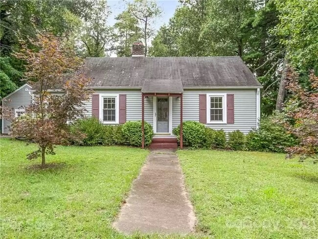 Buncombe Bungalow - 28 White Pine Dr