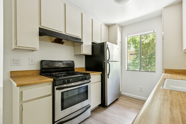 Foto del edificio - Newly Renovated 1BD Condo Available Now!  ...