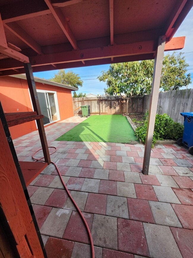 Building Photo - 14923 Larch Ave