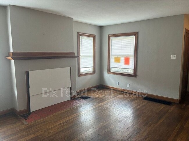 Foto del edificio - 112 Iroquois Ave