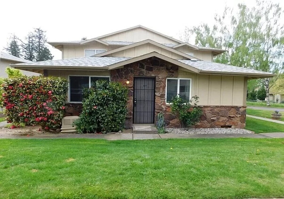 Primary Photo - GREAT, SPACIOUS CONDO w/GARAGE! CLOSE TO M...