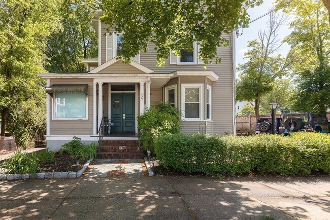 Foto del edificio - 327 Lafayette St