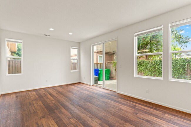 Foto del edificio - Modern 4 Bed Home with Office, AC, Garage,...