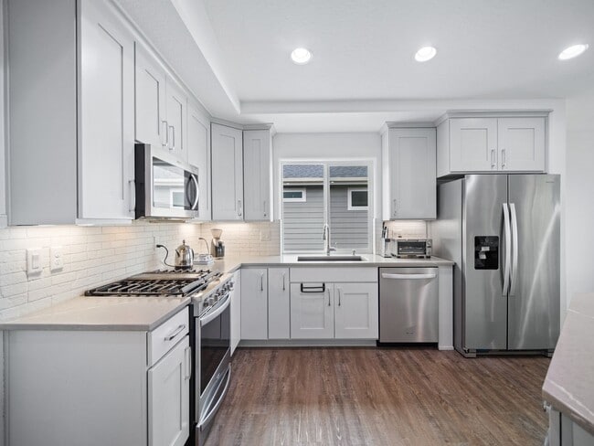 Building Photo - 4 bedroom Modern Home at Eagle Ridge Estates