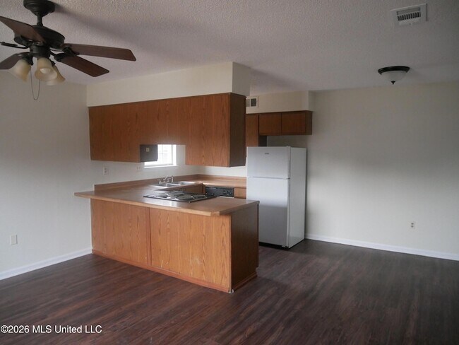Foto del edificio - 8061 Martha Ann Ln