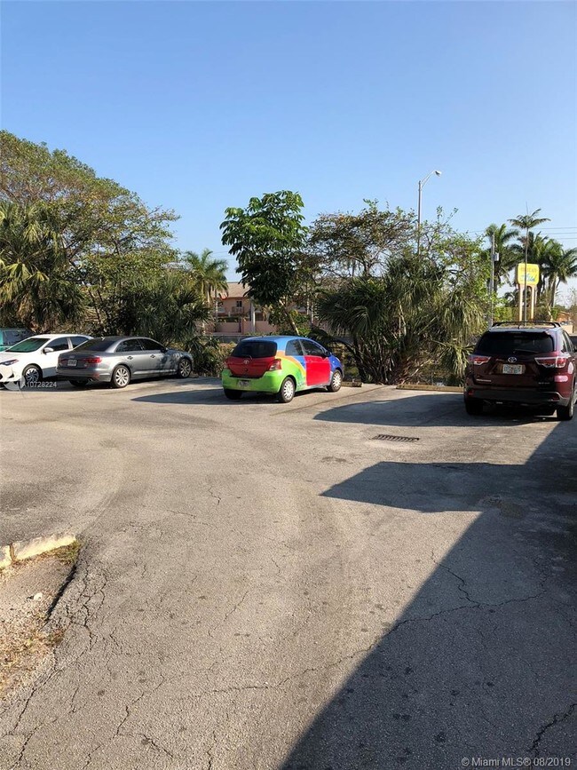 Building Photo - 465 S Royal Poinciana Blvd