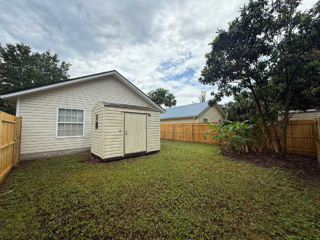 Building Photo - 324 Lena St