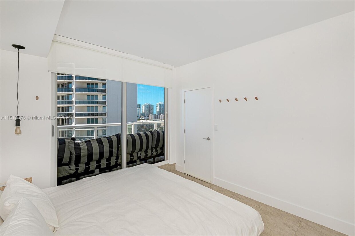 Building Photo - 17275 Collins Ave