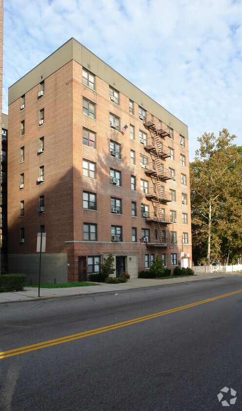 Foto del edificio - 585 Mclean Ave