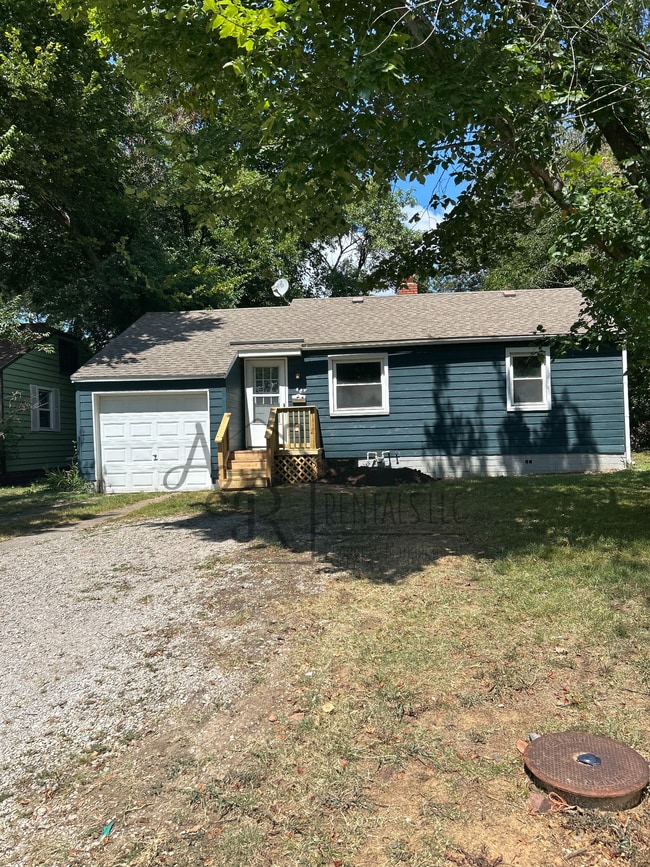 Building Photo - 484 Fieldcrest Dr