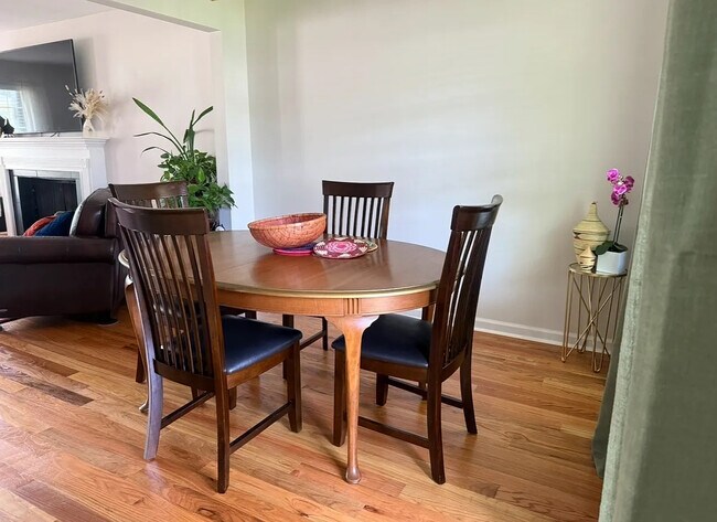 Foto del edificio - Room in House on Kennesaw Dr