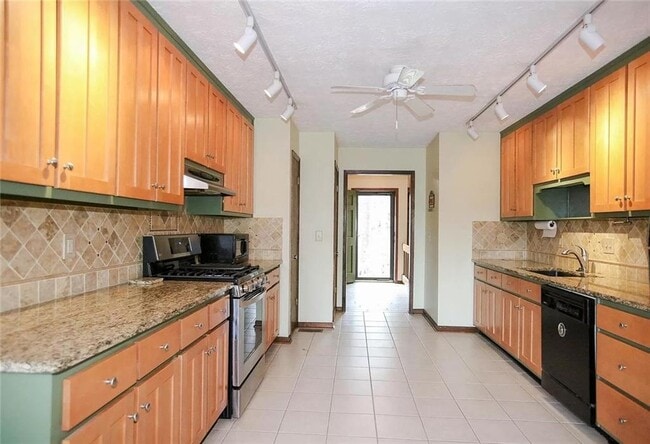 Foto del edificio - 5100 Forest Mist Dr