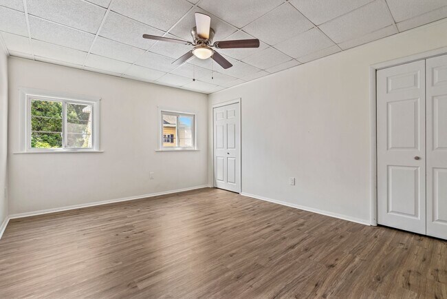 Foto del edificio - 4 bed 1 bath - all updated, central air, laundry